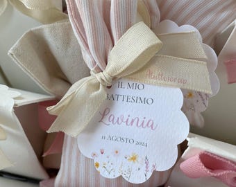 Könnte beinhalten: Rosa-weiße gestreifte Stoffbeutel mit einem weißen Etikett, auf dem "Il Mio Battesimo Lavinia 11 Agosto 2024" steht.