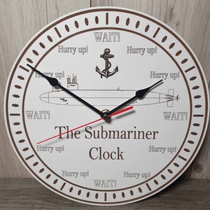 THE SUBMARINER Pospiesz się i czekaj na wojskowy zegar ścienny kwarcowy. Grawerowany biały powlekany mdf