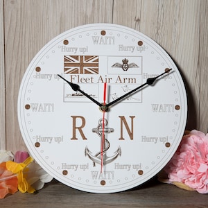 RN Royal Navy Fleet Air Arm tipo Apresse-se e espere Quartz CLOCK. Montado na parede. Mdf revestido branco gravado