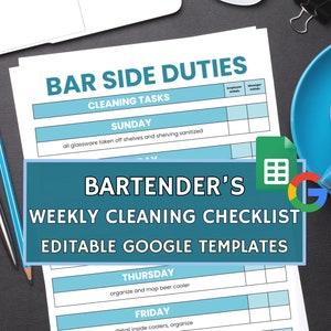 Könnte beinhalten: Eine blaue und weiße Checkliste für Aufgaben an der Bar mit dem Titel "Bartender's Weekly Cleaning Checklist" und "Editable Google Templates". Die Checkliste enthält Reinigungsaufgaben für jeden Tag der Woche, wie z. B. "alle Gläser von den Regalen nehmen und die Regale desinfizieren" für Sonntag und "den Bierkühler organisieren und wischen" für Donnerstag.