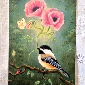 Puede incluir: Ilustración detallada de un carbonero común posado en una rama con hojas. También se presentan amapolas rosas y una mariposa amarilla. Una mariquita está en la rama. El fondo es verde suave, una obra de arte con temática natural.