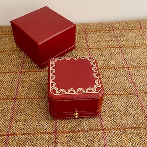Impressive Ring box. Luxury Jewellery Box to display a wedding or engagement ring