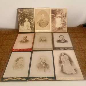 Collectie antieke CDV-foto's. Originele foto's van Victoriaanse mannen, vrouwen en kinderen. Carte De Visite met mode-interesse