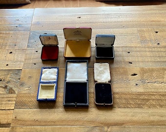 ヴィンテージスタイルのリングボックス3個。アンティークスタイルの