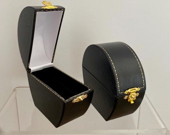 レザー製ヴィンテージ ブローチ ボックス。アンティーク ジュエリー