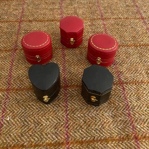 5 x Vintage Style Ring Boxes. Antique style jewelry boxes. Vintage Style Jewellery Boxes. Jewellers Shop Ring Display cases