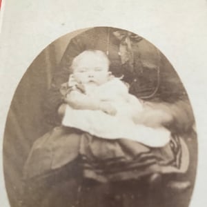 Rzadka antyczna brytyjska fotografia CDV. Oryginalne wiktoriańskie zdjęcie dziecka trzymanego przez ukrytą matkę. Kolekcjonerska angielska karta wizyty dziecka.