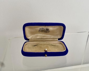 Pudełko na broszkę w stylu vintage z aksamitu. Antyczne pudełko na biżuterię. Pudełko na biżuterię w stylu vintage