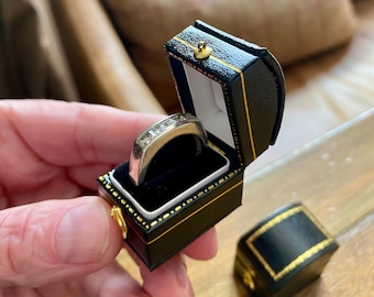 Insolita scatola porta-anelli in stile vintage. Piccola scatola porta-gioielli in stile antico per esporre un anello di fidanzamento o di matrimonio.