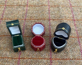 ヴィンテージスタイルのリングボックス3個。アンティークスタイルの