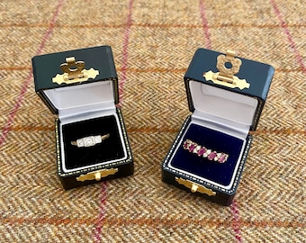 Scatola per anelli in stile vintage. Scatola portagioie in stile vintage per anelli di fidanzamento o di nozze. Scatola portagioie di lusso in stile antico.