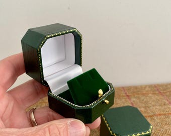 Vintage Style Ohrringe Box. Neue Schmuckschatulle aus Kunstleder im Antik-Stil. Schönes Schmuckkästchen für Ohrringe
