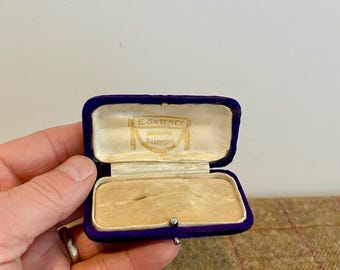 Pudełko na broszkę Velvet Vintage. Antyczne pudełko na biżuterię. Pudełko na biżuterię Vintage. Bradford Jewellers