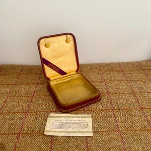 Unusual Vintage Necklace Box. Leather topped Vintage Jewellery Box. Antique Jewelry Box for Pearl Necklace