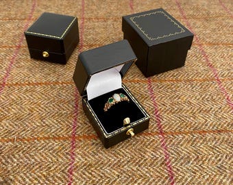 グリーンのヴィンテージスタイルのリングボックス。結婚指輪や婚約指輪