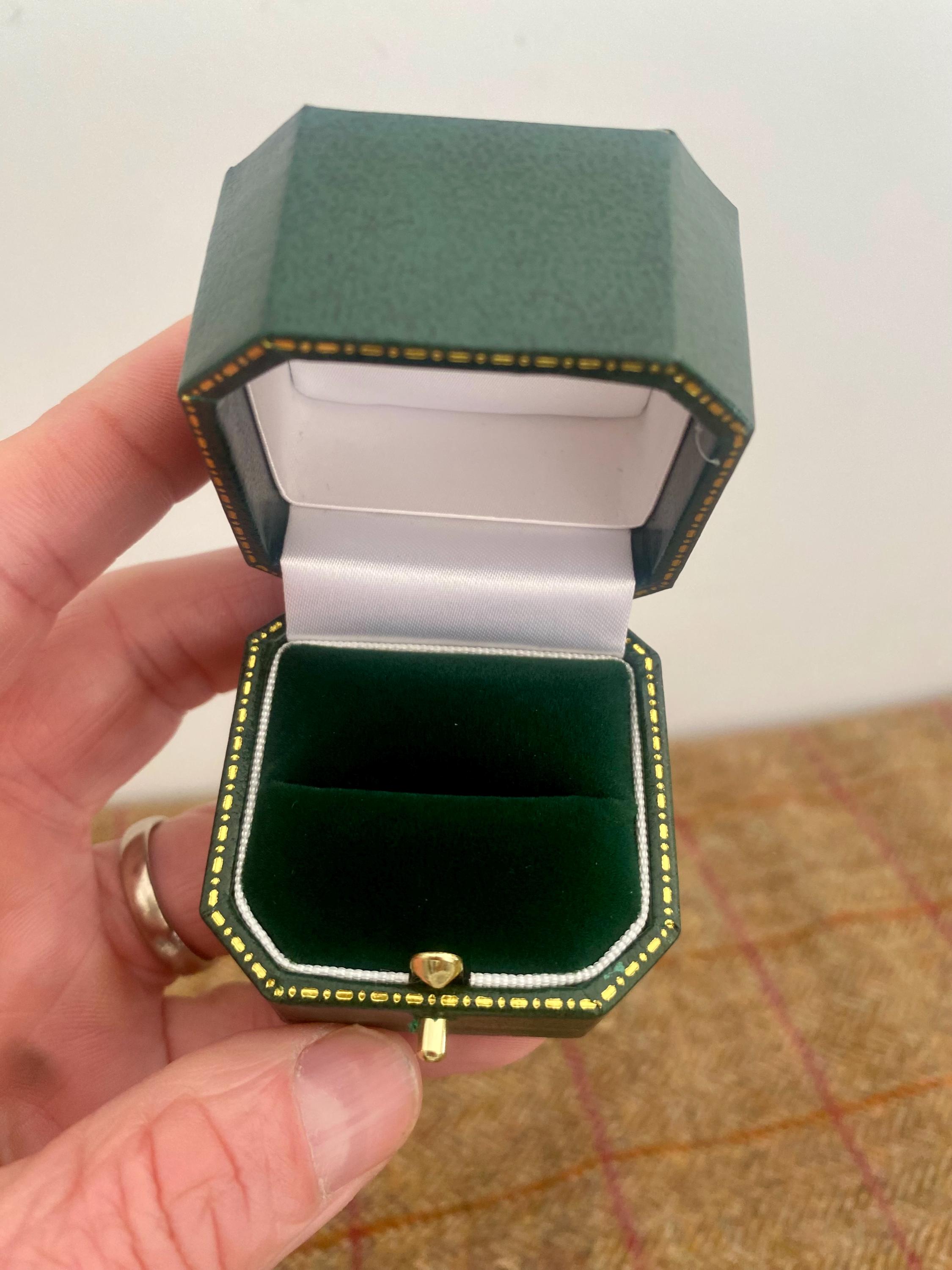 グリーンのヴィンテージスタイルのリングボックス。結婚指輪や婚約指輪 