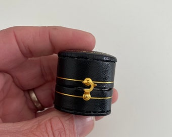 Piccola scatola per anelli in stile vintage. Scatola per gioielli in stile antico. Scatola per fedi nuziali in stile vittoriano.