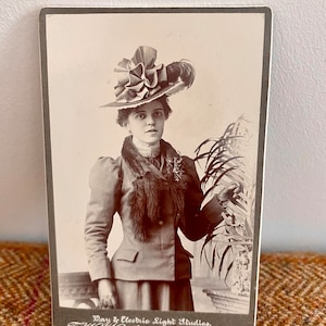 Ancienne photographie CDV. Photo originale d'une femme bien habillée portant un chapeau inhabituel. Carte de visite avec intérêt pour la mode. Photo de mode