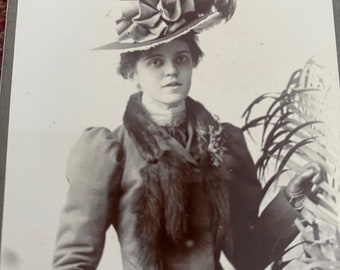 Photo CDV Ancienne Originale - Portrait De Femme Mode, Chapeau Fourrure, Berlin Vers 1890 - Tirage Papier Sur Carton