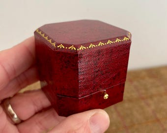 ヴィンテージスタイルのリングボックス。結婚指輪や婚約指輪にぴったり