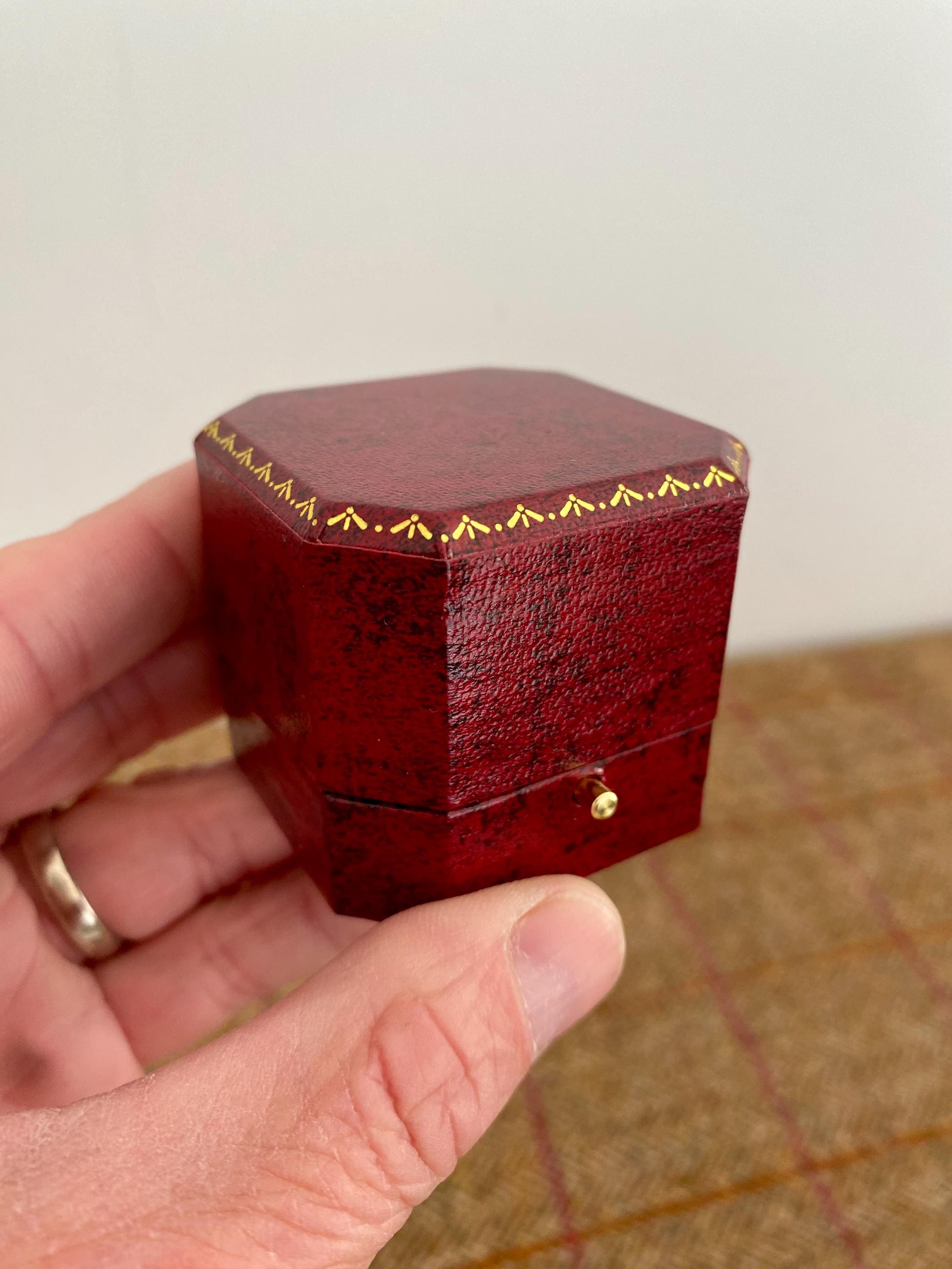 ヴィンテージスタイルのリングボックス。結婚指輪や婚約指輪にぴったり