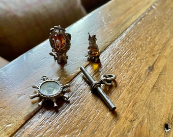 Vier Vintage Massiv Silber Elemente, Taschenuhr Kettenanhänger. Tieranhänger, Kompass Anhänger, Taschenuhr Kette T-Steg