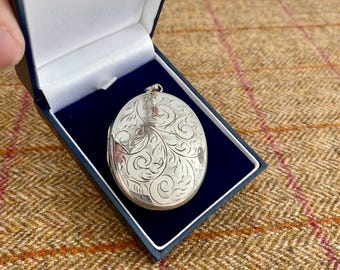 Beautiful Vintage Sterling Silver Photo Locket Pendant. Silver Opening Hallmarked pendant in jewellery box