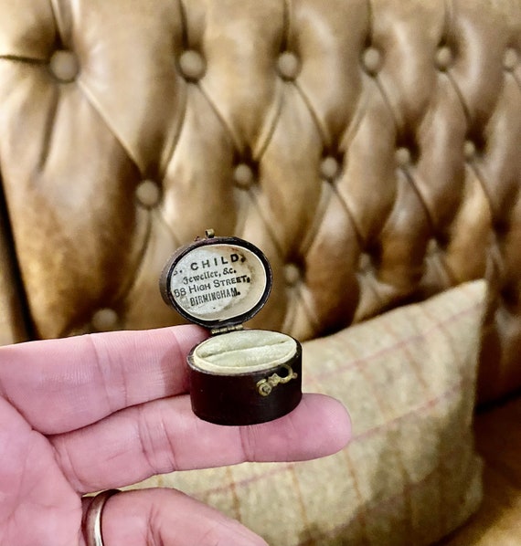 Small Leather Victorian Antique ring Box. Vintage