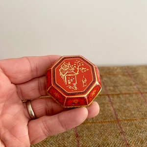 A Beautiful Vintage trinket box. Hand Finished Del Prado Porcelain box. Keepsake Box. Ring Box?