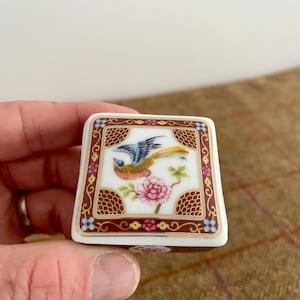 A Beautiful Vintage trinket box. Hand Finished Del Prado Porcelain box. Keepsake Box. Ring box