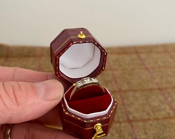 珍しいヴィンテージスタイルのリングボックス。結婚指輪ボックス。赤い