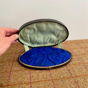Wonderful Large Vintage Box. Possible Jewellery box or multiple ring box conversion