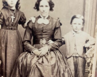 ビクトリア朝時代の母親と子供たちが喪服を着たアンティークCDV写真