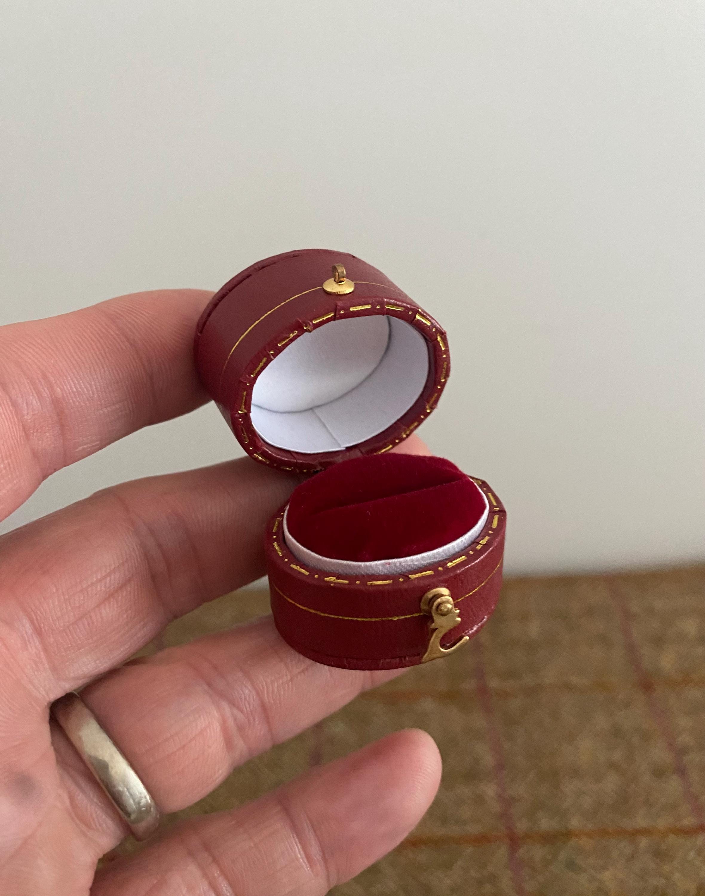 ヴィンテージスタイルのリングボックス。結婚指輪や婚約指輪を飾る