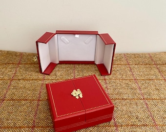 Vintage Style Jewelry Box. New Double Door Antique Style Jewellery box. Jewellers necklace pendant box