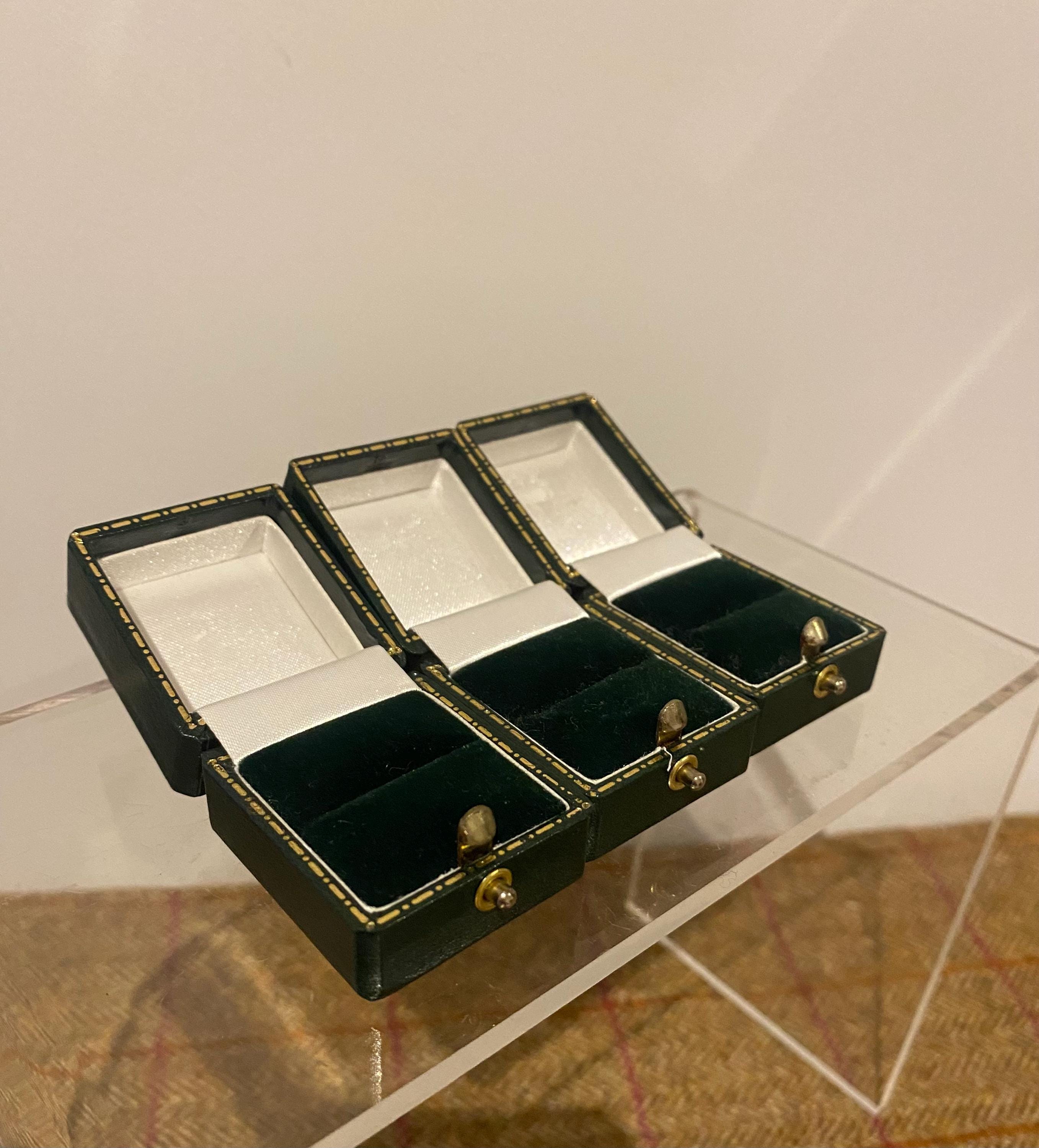 ヴィンテージスタイルのリングボックス3個。アンティークスタイルの