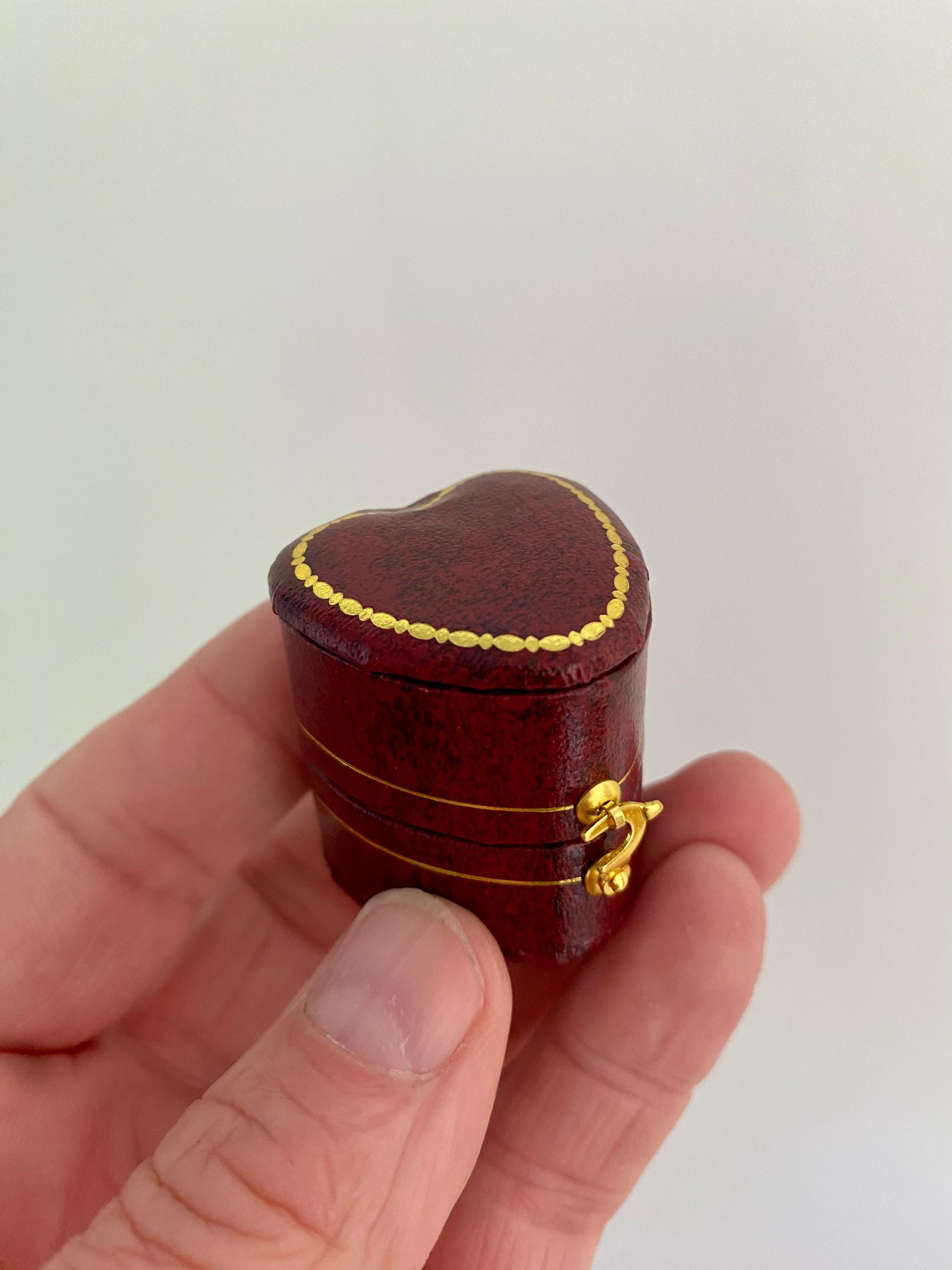 USA   ヴィンテージ  ハート リングケース Vintage Style Heart Shaped Ring Box. Victorian Style