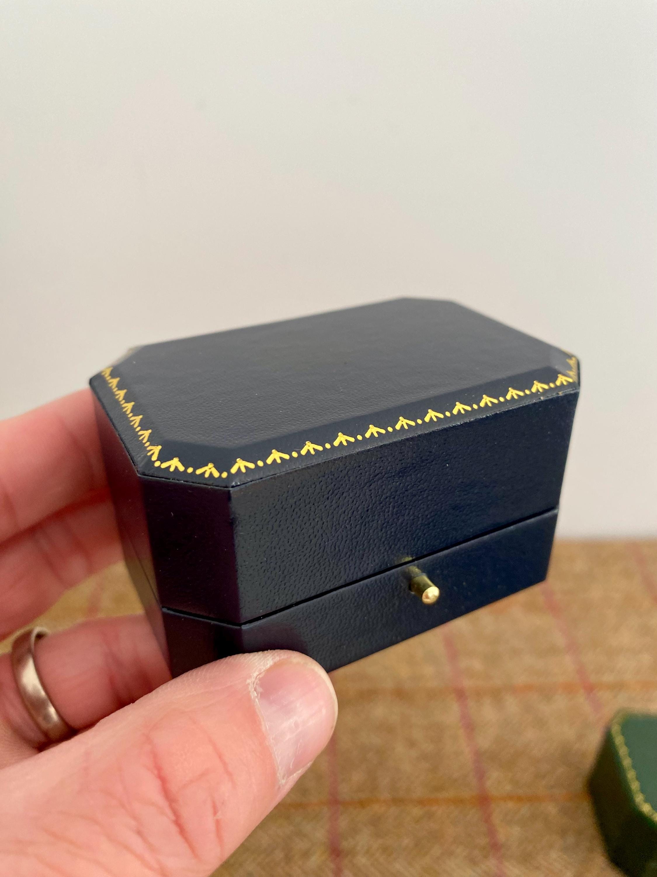 Wonderful Vintage Style Double Ring Box. Ideal for Wedding Rings