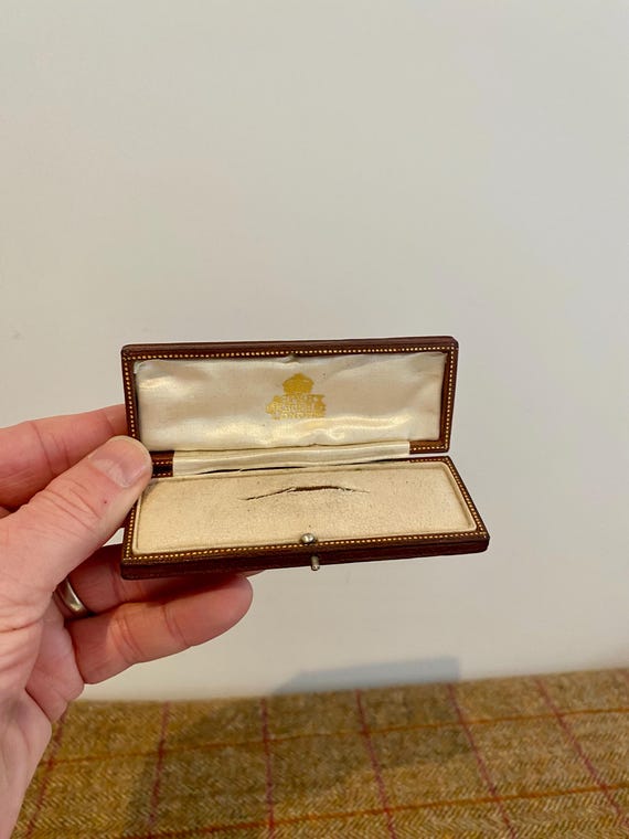 レザー製ヴィンテージ ブローチ ボックス。アンティーク ジュエリー