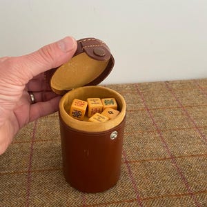 Vintage Poker Würfel mit Leder Würfelbecher. Reise-Spiele-Set.