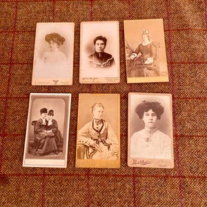 アンティーク CDV 写真。興味深い服装をしたビクトリア朝時代の女性のオリジナル写真 6 枚。ファッションに関心のある Carte De Visite