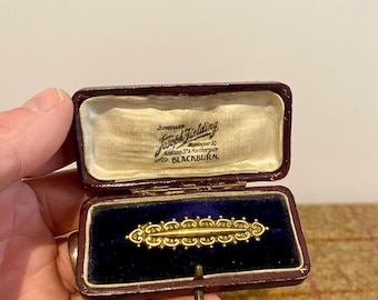 Antique Gold tone Brooch in Vintage Jewelry Box. Vintage Brooch in Jewellery Box