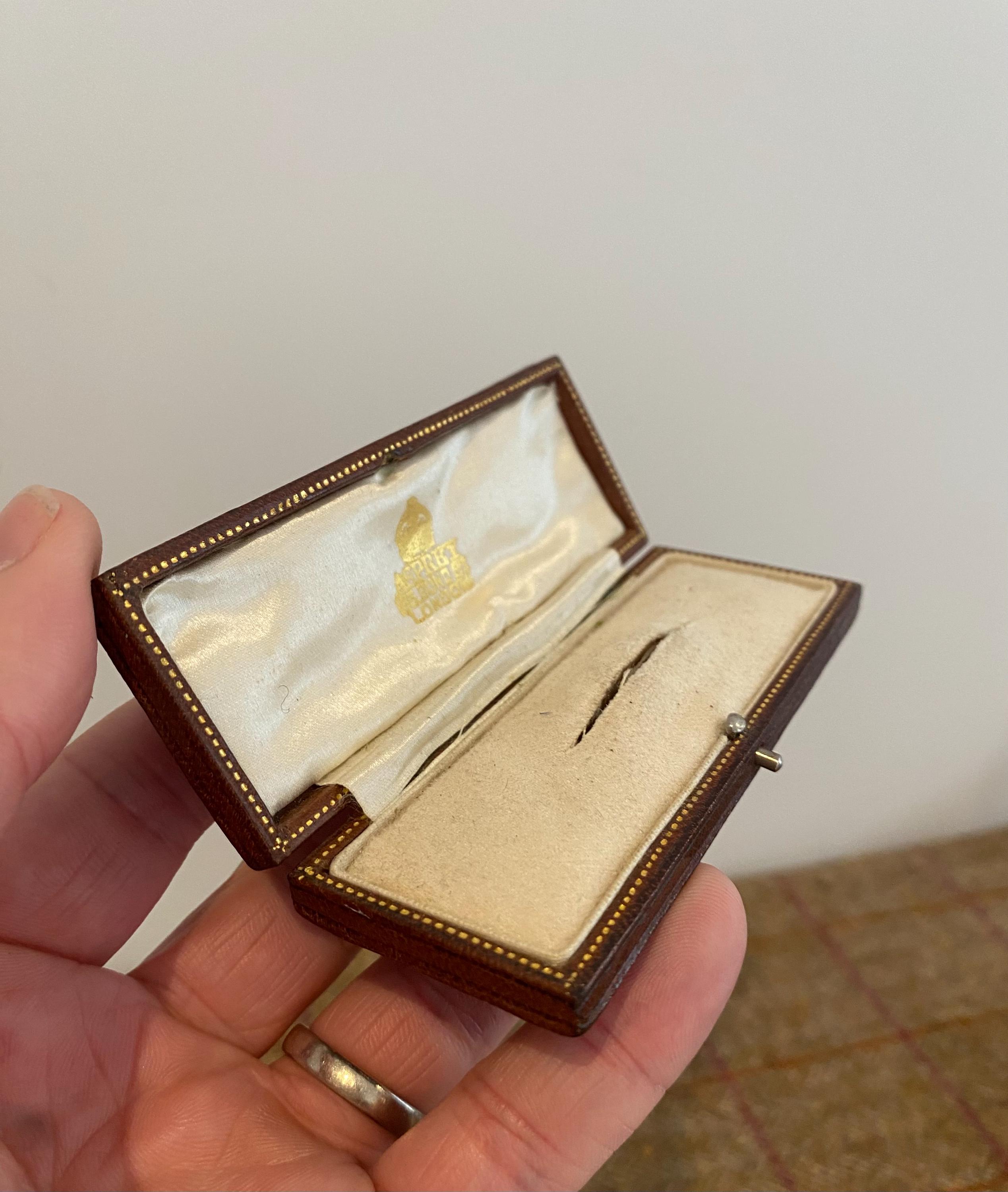 レザー製ヴィンテージ ブローチ ボックス。アンティーク ジュエリー