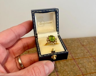 Piccola scatola per anelli in stile vintage. Scatola per gioielli in stile antico. Ottima per un anello di fidanzamento