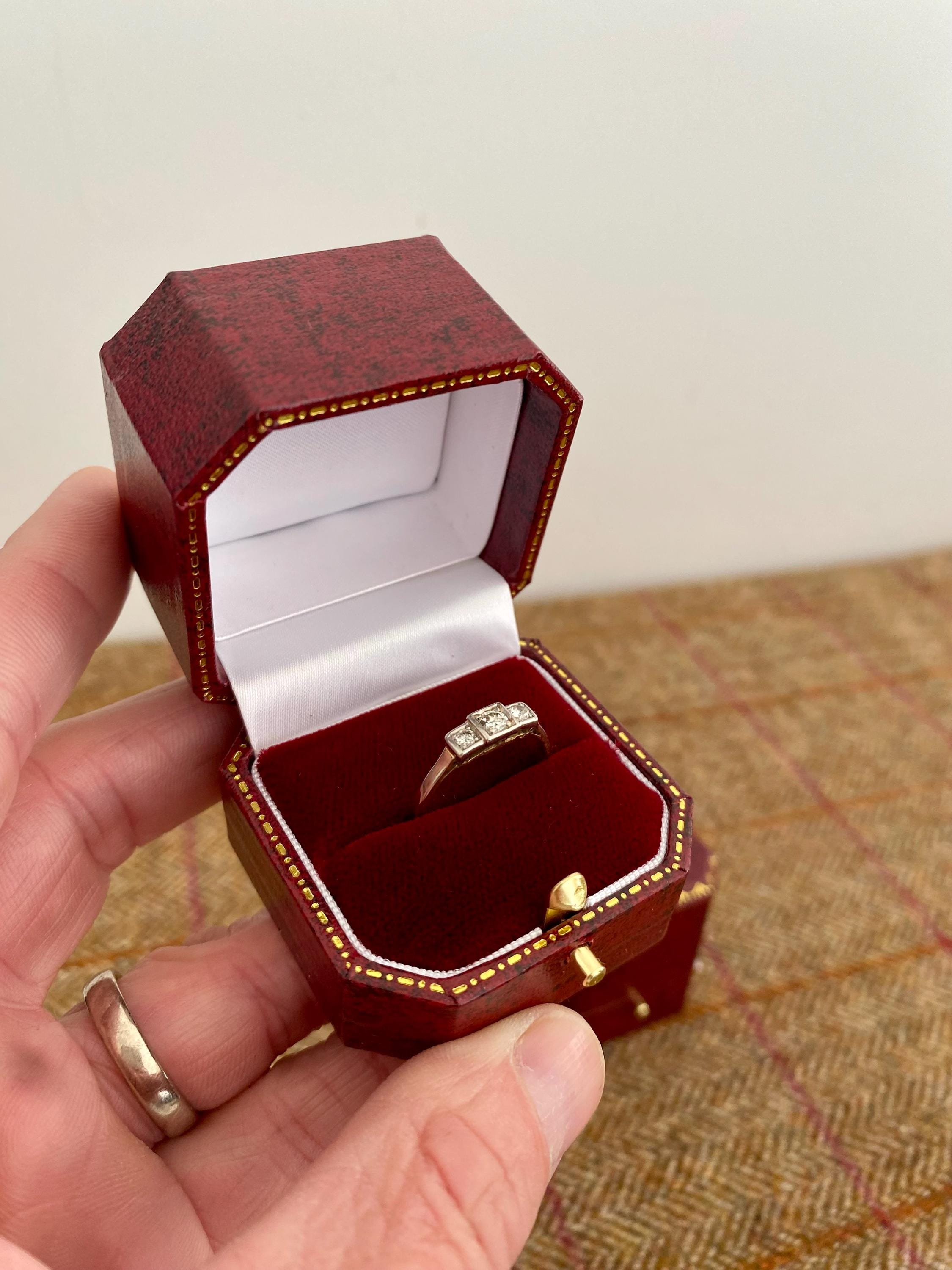 ヴィンテージスタイルのリングボックス。結婚指輪や婚約指輪にぴったり