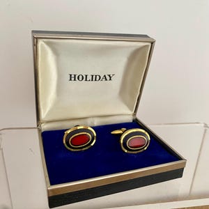 A wonderful pair of Retro cufflinks in a vintage jewellery box.