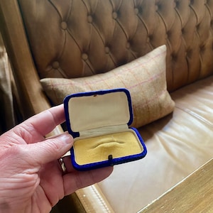 Velvet Vintage Brooch Box. Antique Jewelry Box. Vintage Jewellery Box