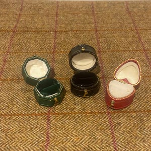 Tre scatole per anelli in stile vintage. Portagioielli in stile antico. Piccoli portagioie per esposizione di anelli