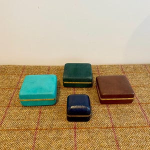 4 x Vintage Jewellery Boxes. Vintage velvet Jewellers Boxes. Retro Jewelry Boxes. Ring box etc