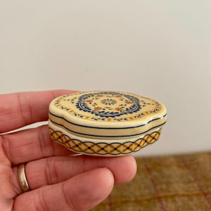 A Beautiful Vintage trinket box. Hand Finished Del Prado Porcelain box. Keepsake Box, Ring Tray?
